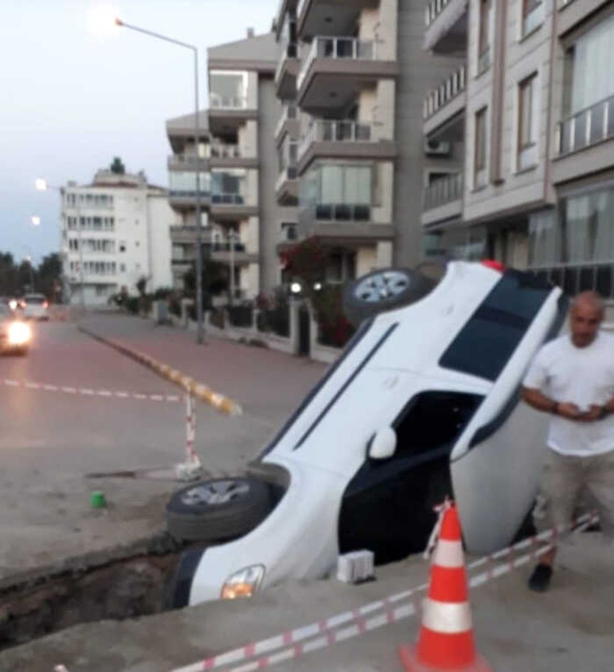 Erdek\'de Otomobil Çukura Düştü