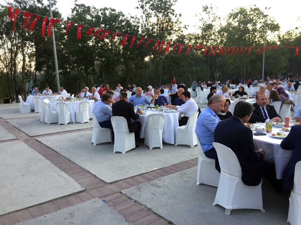 Esenler\'de Şehit Yakınları ve Gaziler Yemekte Buluştu