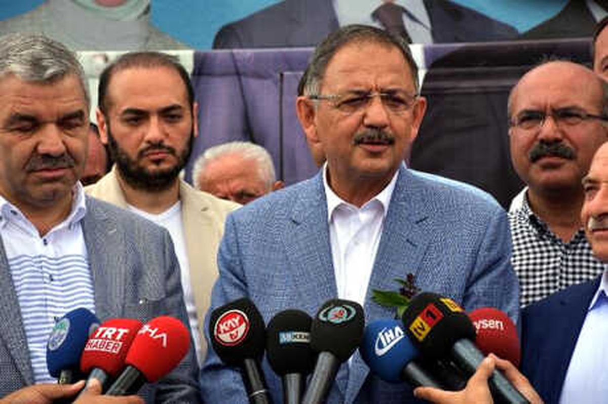Eski Bakanı Memleketinde Yüzlerce Kişi Karşıladı
