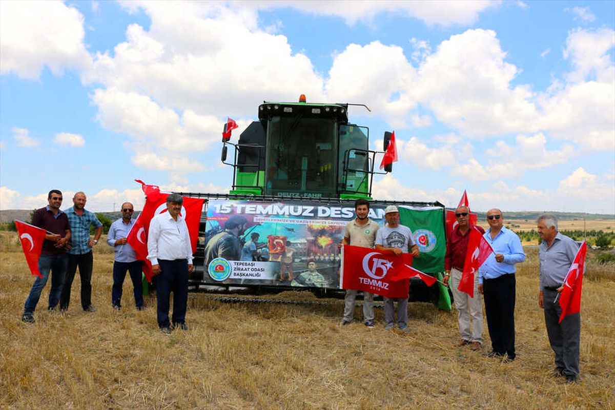 Eskişehir\'de Çiftçiler 15 Temmuz Şehitlerini Tarlada Andı