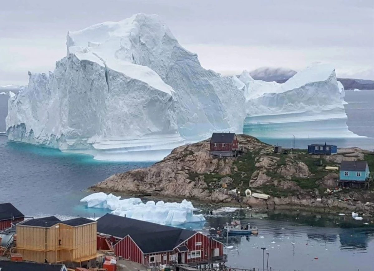 Grönland\'da Devasa Buzdağının Tehdidi Altındaki Köy Boşaltılıyor
