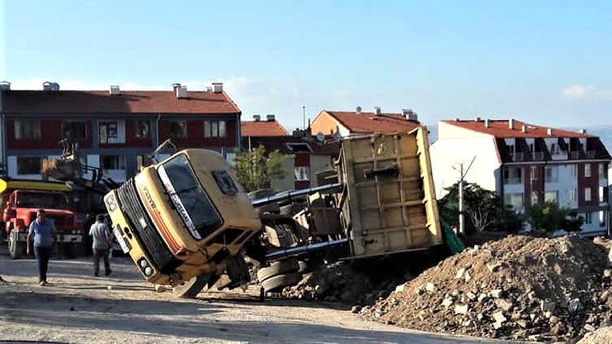 Hafriyat Kamyonu Yan Yattı