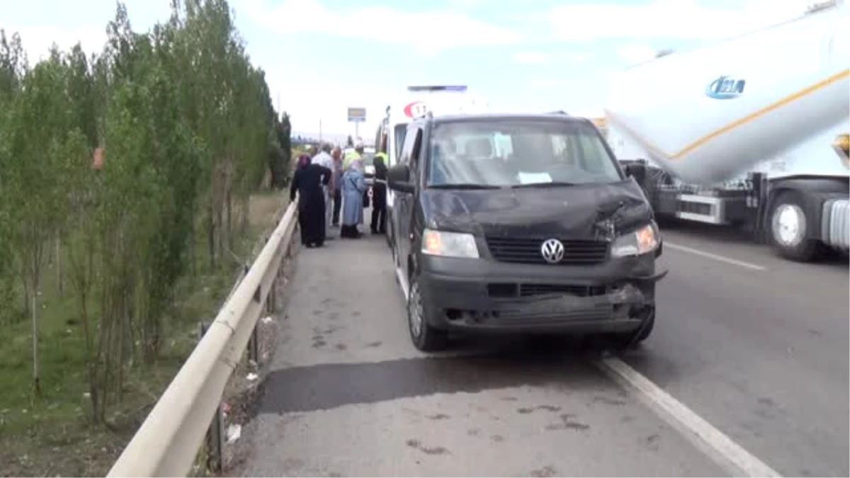 İki Aracın Çarpışması Sonucu Meydana Gelen Trafik Kazasında 2 Kişi Yaralandı