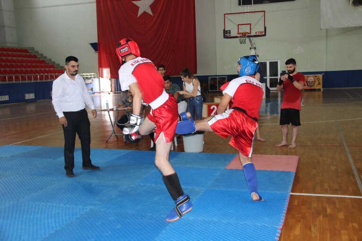 İskenderun\'da Genç Kick Boksçular 15 Temmuz Şehitleri İçin Ringe Çıktı