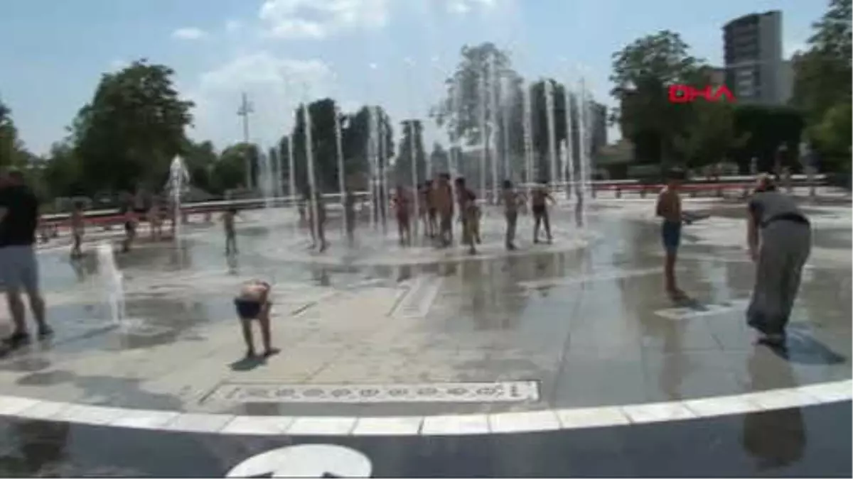 İstanbul Sıcaktan Bunalan Çocuklar Fıskiyeye Akın Etti