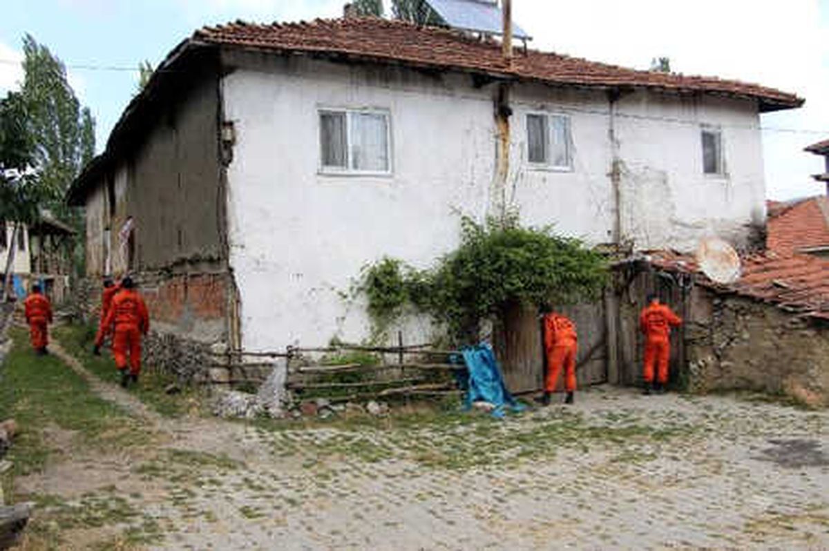 Jak Timleri Kayıp Evrim\'in Evinin Çevresinde Arama Yaptı