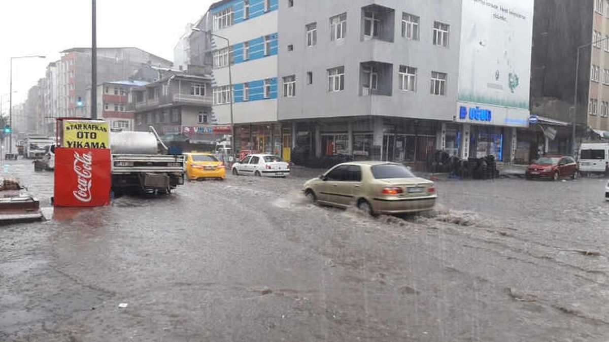 Kars\'ta Sağanak Yağmur Caddeleri Sular Altında Bıraktı