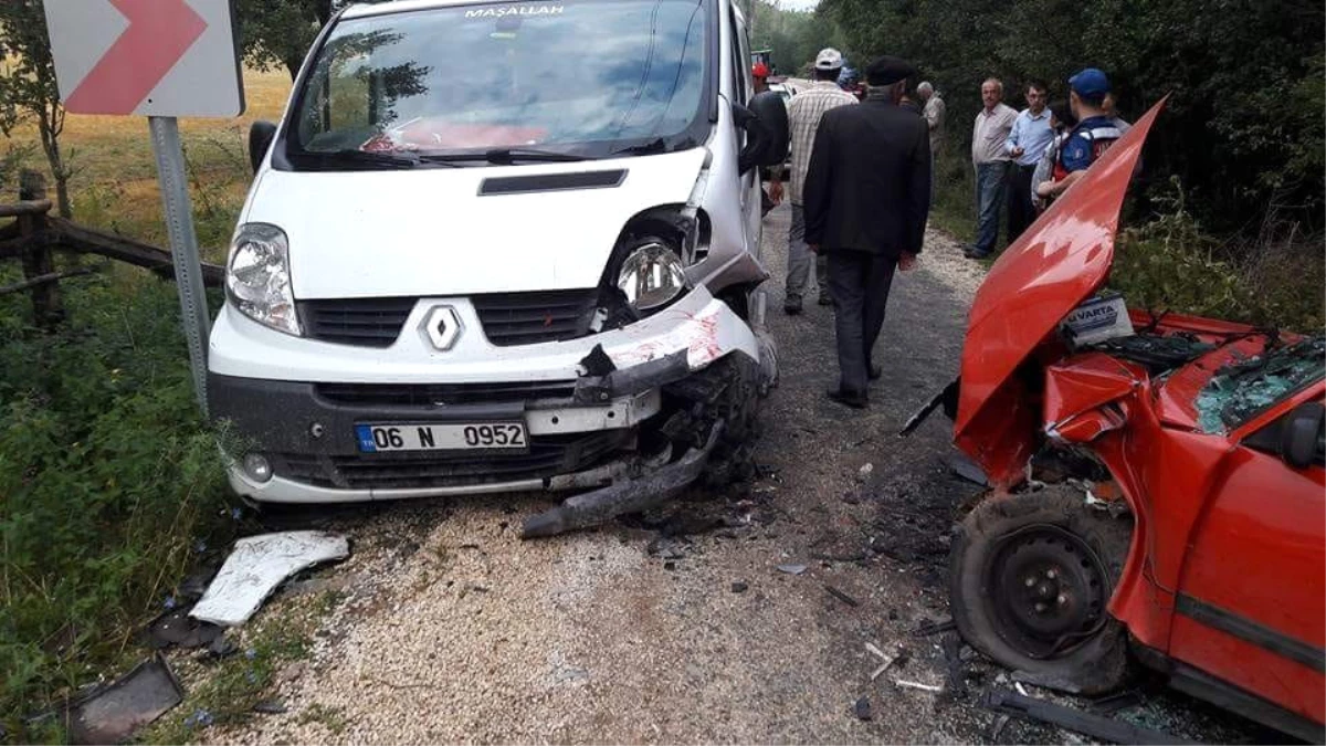 Kastamonu\'da Otomobil ile Minibüs Çarpıştı: 2 Yaralı