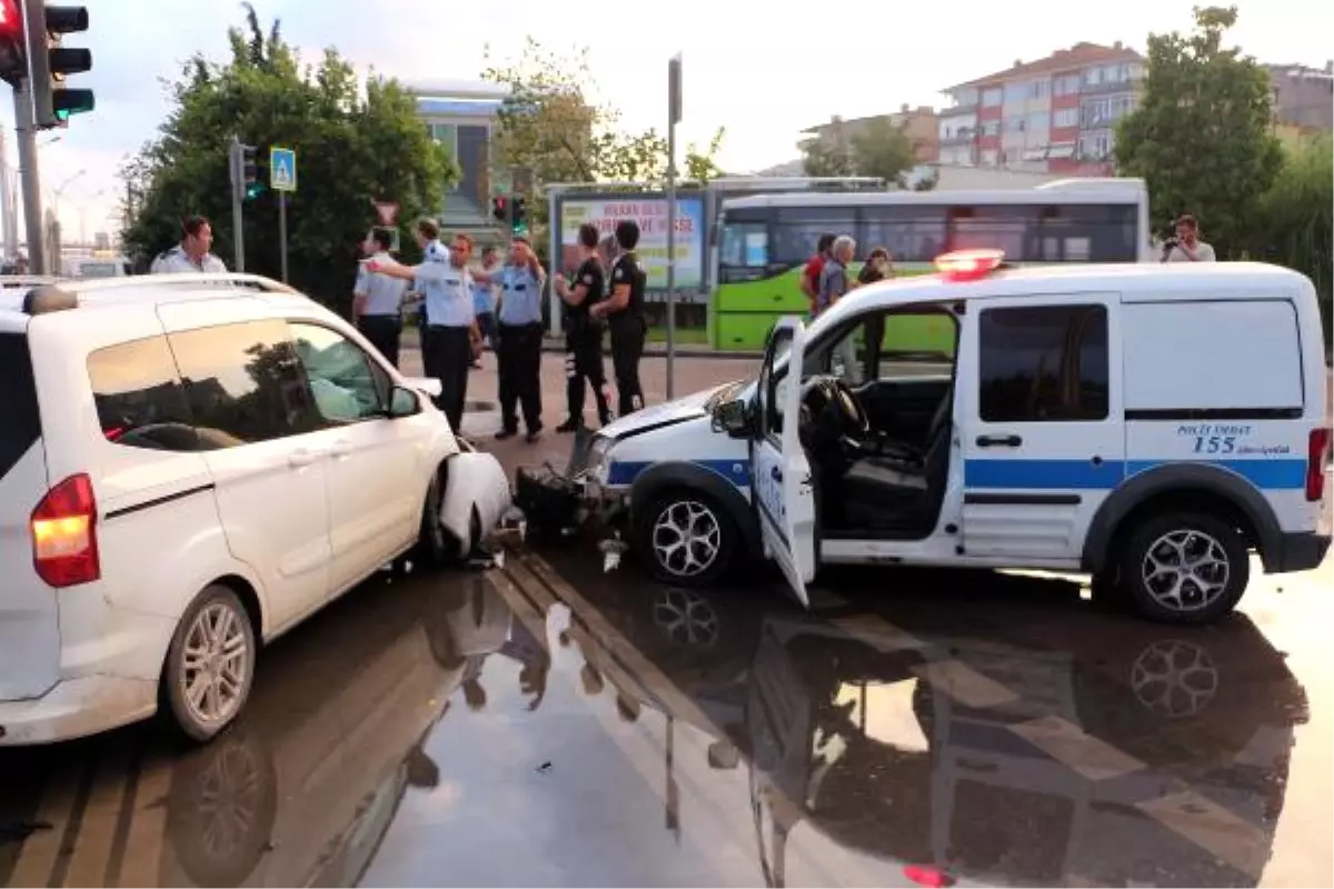 Kırmızı Işıkta Geçti, Önce Otomobile Sonra da Polis Aracına Çarptı