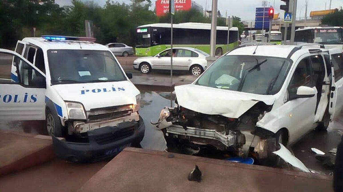 Kocaeli\'de 3 Araç Kavşakta Çarpıştı: 3 Yaralı