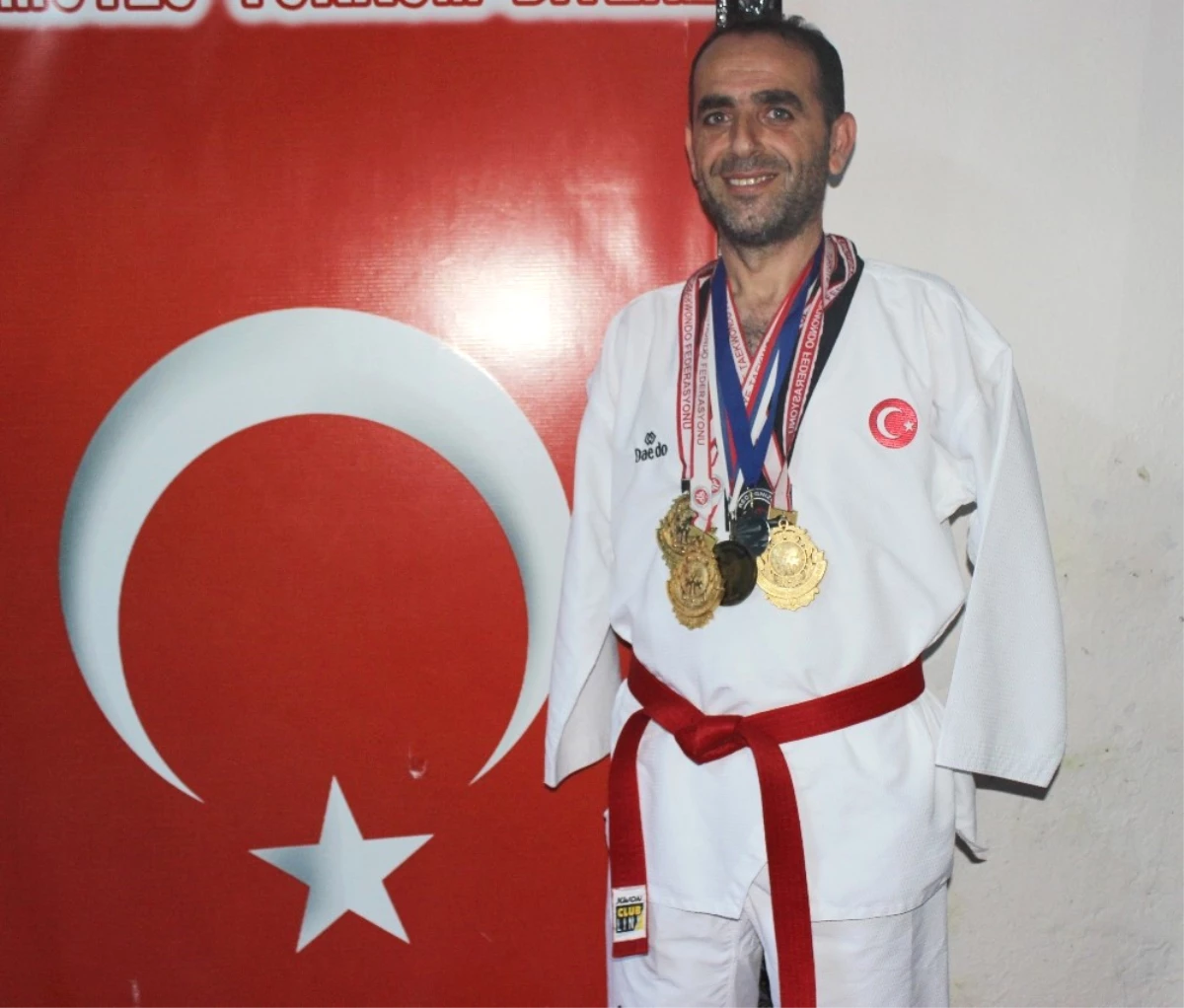 Kolları Olmadan Taekwondo Şampiyonu Oldu