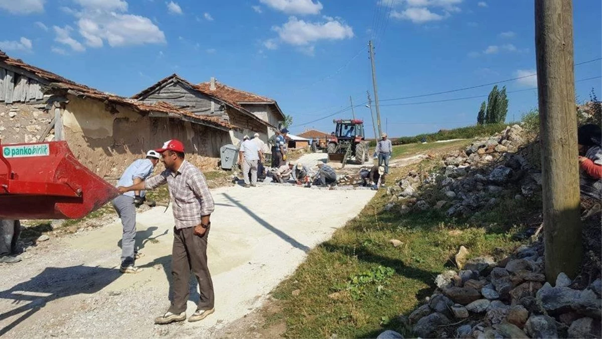 Köylerine İmece Usulü Taş Döşediler