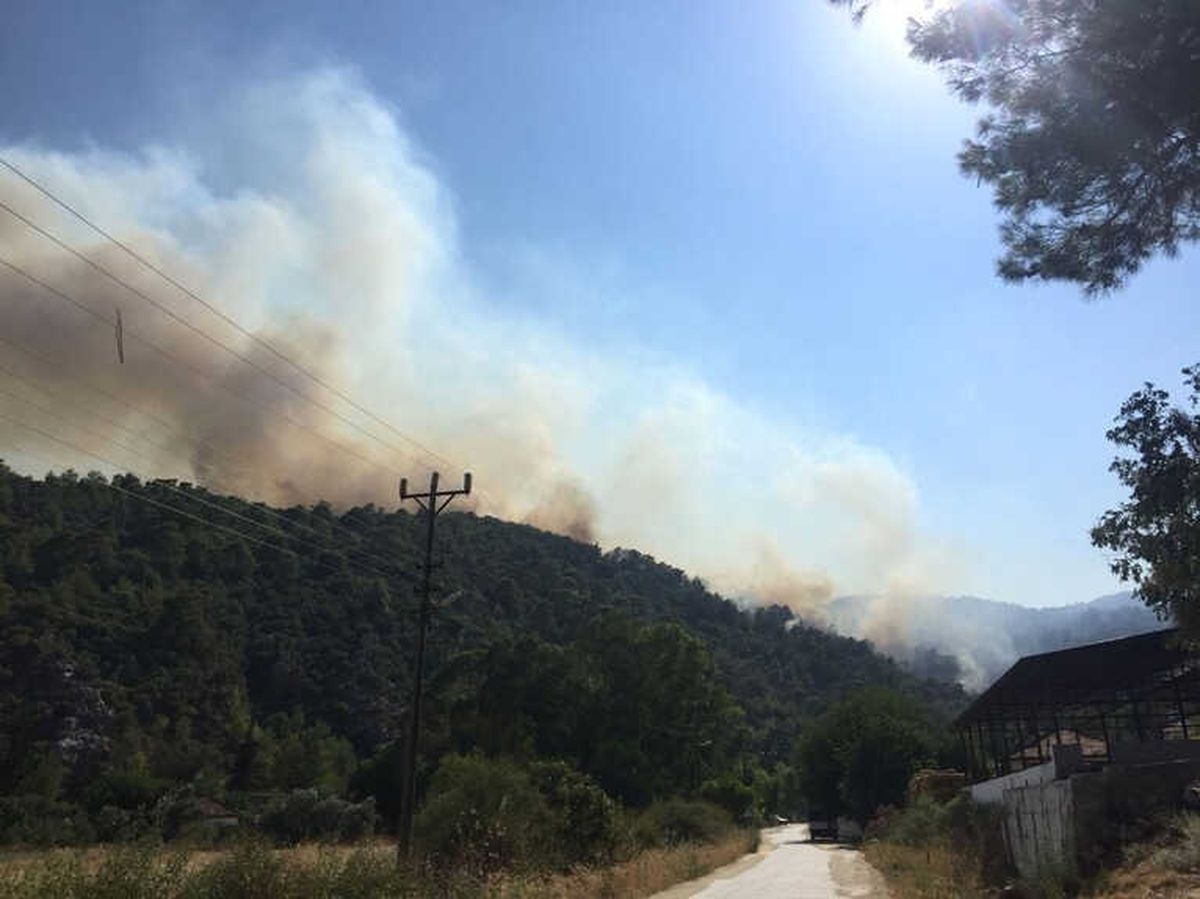 Muğla\'da Orman Yangını Yerleşim Alanlarını Tehdit Ediyor
