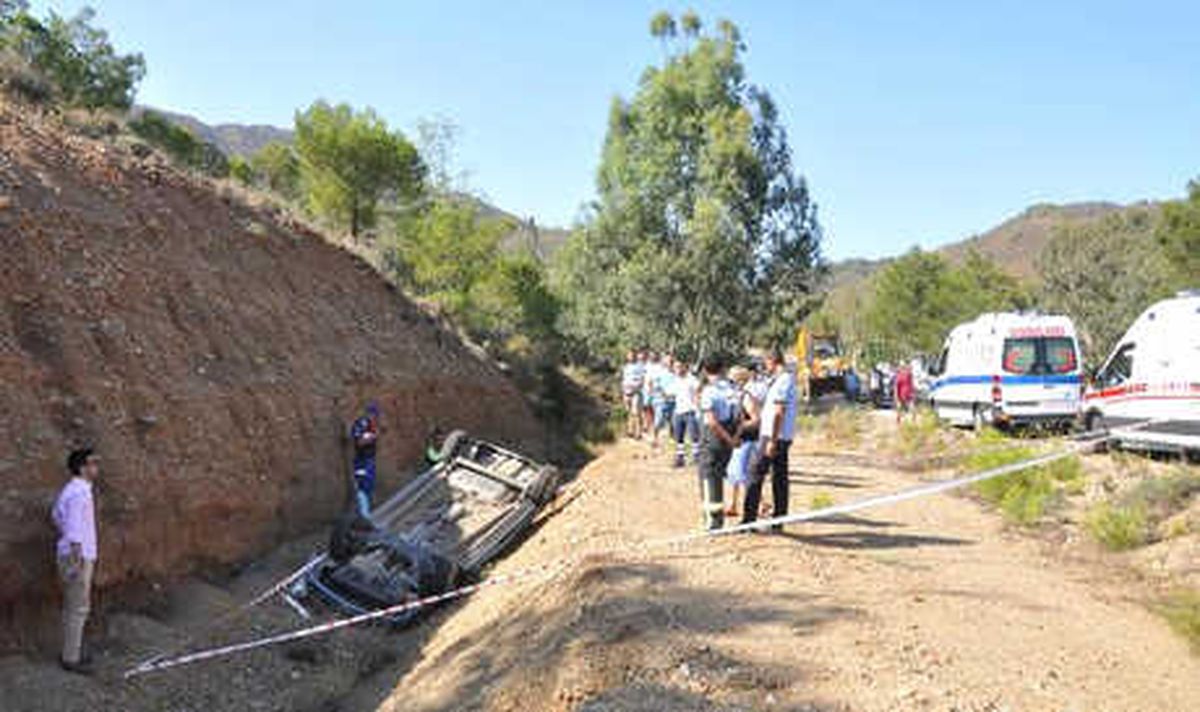 Otomobil Şarampole Devrildi: 2 Ölü