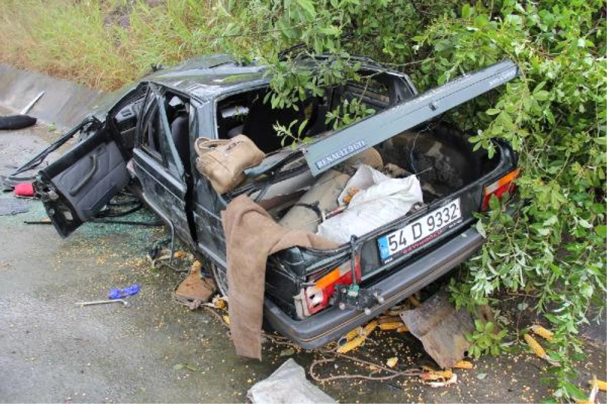 Otomobil, Yol Kenarındaki Kayalara Çarptı: 1 Ölü, 1 Yaralı