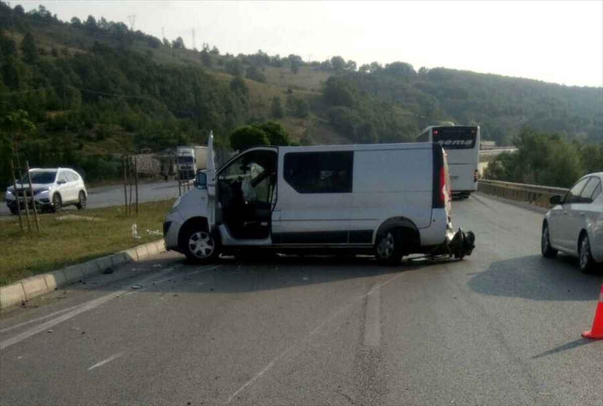 Samsun\'da Minibüs Bariyere Çarptı: 2 Ölü, 9 Yaralı
