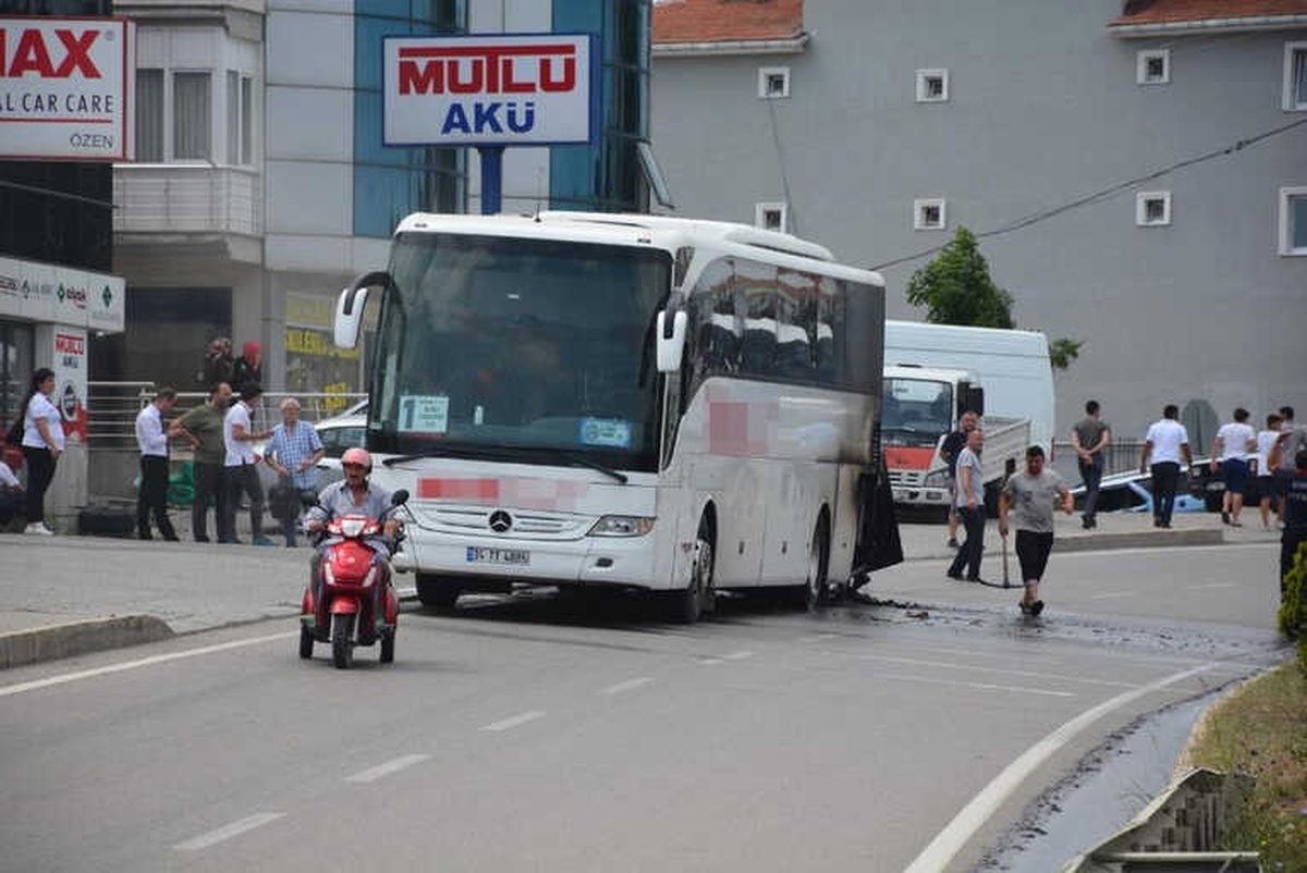 Sinop\'ta Tur Otobüsü Seyir Halindeyken Alev Aldı