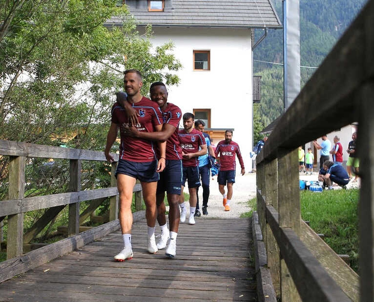 Trabzonspor\'da Futbolcular Dereye Girerek Serinledi
