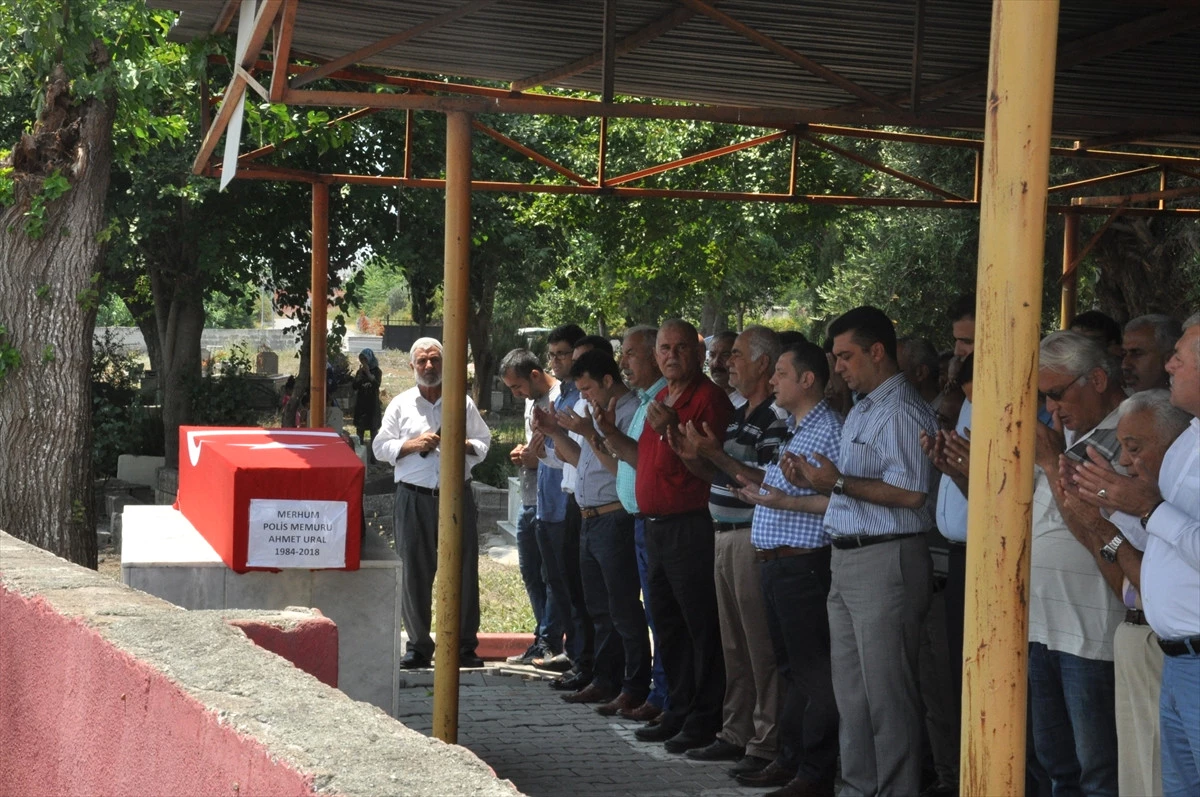 Trafik Kazasında Hayatını Kaybeden Polis Toprağa Verildi