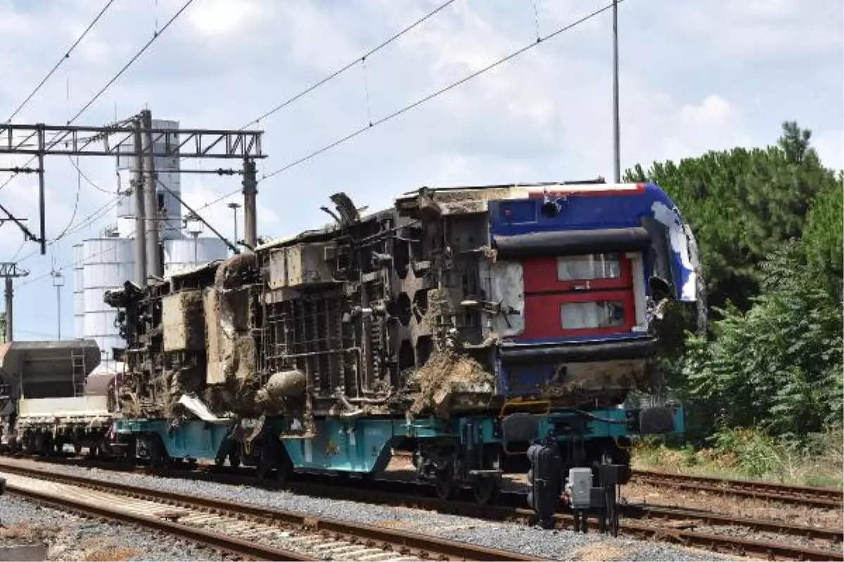 Tren Kazasında Raydan Çıkıp Devrilen Vagonlar Kaldırıldı