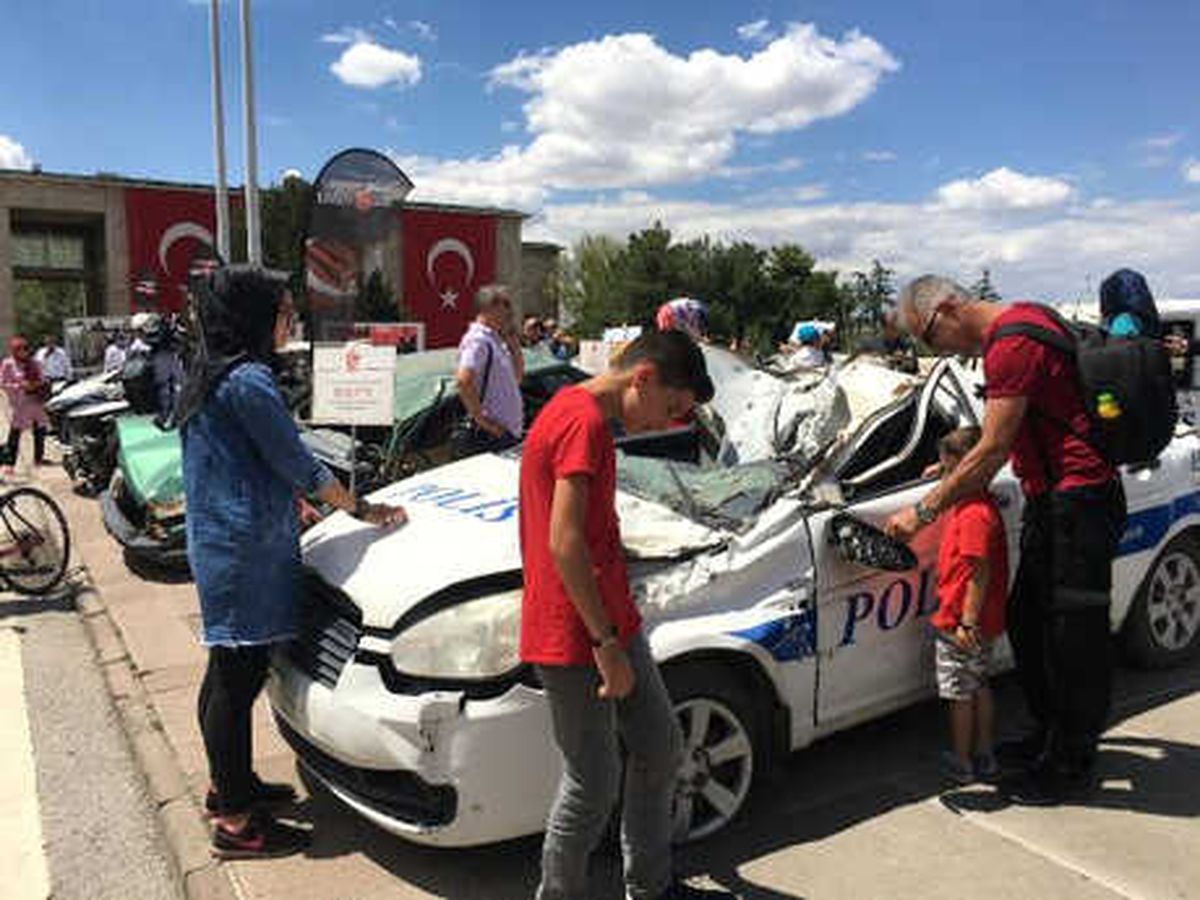 15 Temmuz\'da Bombalanan ve Ezilen Araçlar Meclis\'te Sergileniyor