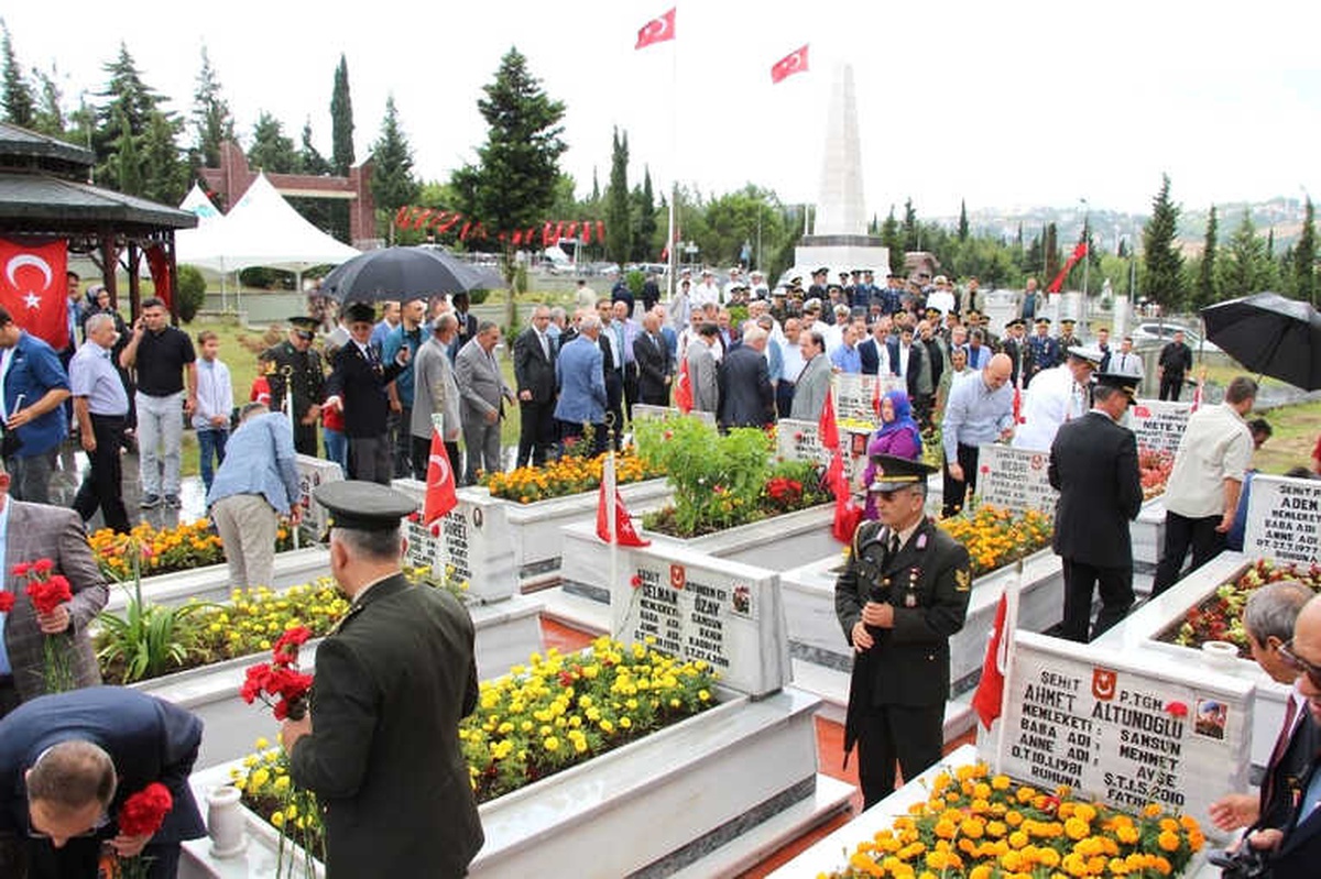 15 Temmuz Demokrasi ve Milli Birlik Günü Dolayısıyla Şehitliklerde Anma Töreni Düzenlendi