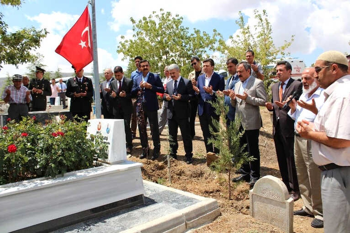 15 Temmuz Demokrasi ve Milli Birlik Günü\'nde Şehitlikler Ziyaret Edildi