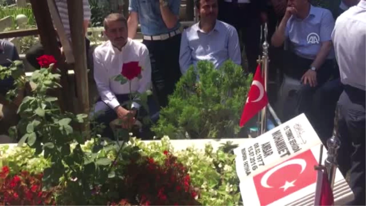 15 Temmuz Demokrasi ve Milli Birlik Günü - Şehit Muhammet Ambar Kabri Başında Anıldı - İstanbul