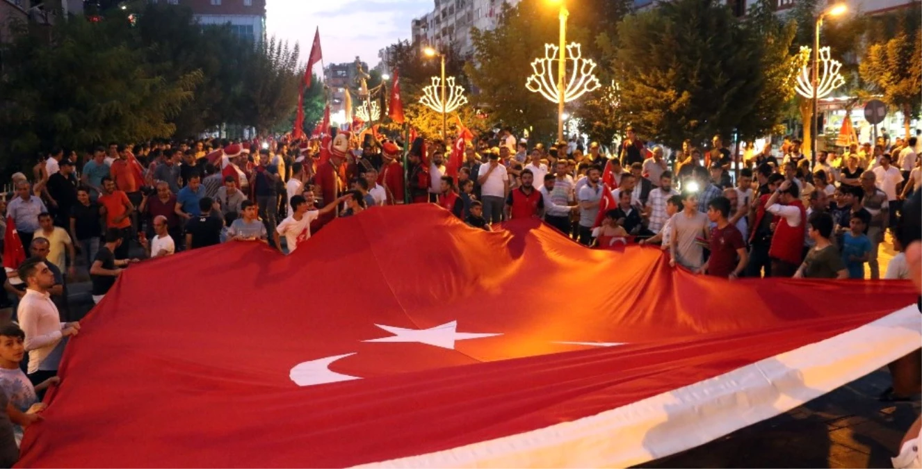 15 Temmuz Demokrasi Yürüyüşüne Siirt\'ten Binlerce Kişi Katıldı