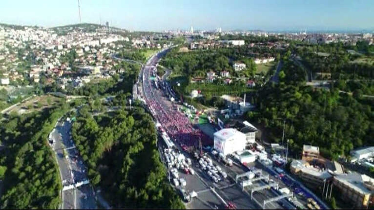 15 Temmuz Şehitler Köprüsü\'ndeki İnsan Seli Havadan Görüntülendi