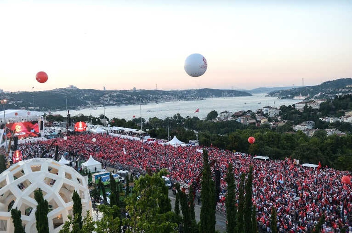 15 Temmuz Şehitler Köprüsü\'ndeki İnsan Yoğunluğu Havadan Görüntülendi