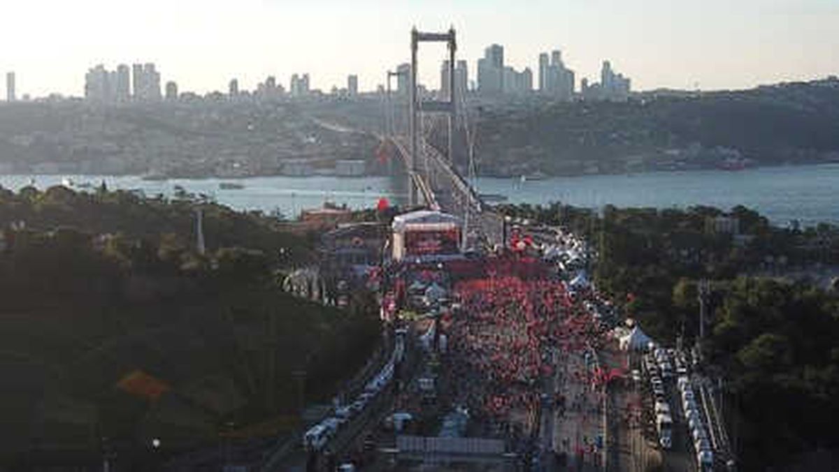 15 Temmuz Şehitler Köprüsü\'ndeki Toplanmalar Havadan Fotoğraflandı