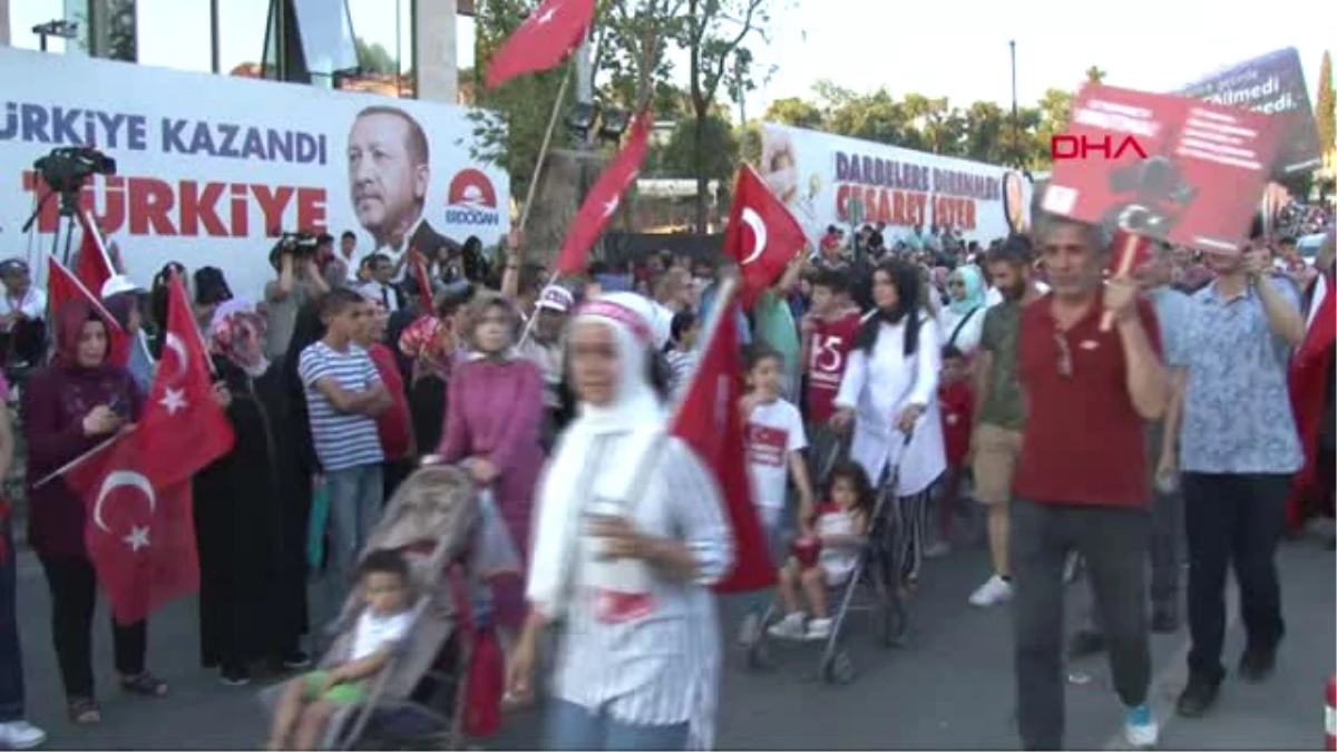 15 Temmuz Şehitler Köprüsü\'ne Giden 5 Aylık Azel Bebek İlgi Odağı Oldu