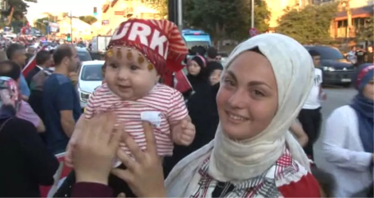 15 Temmuz Şehitler Köprüsü\'ne Giden 5 Aylık Azel Bebek İlgi Odağı Oldu