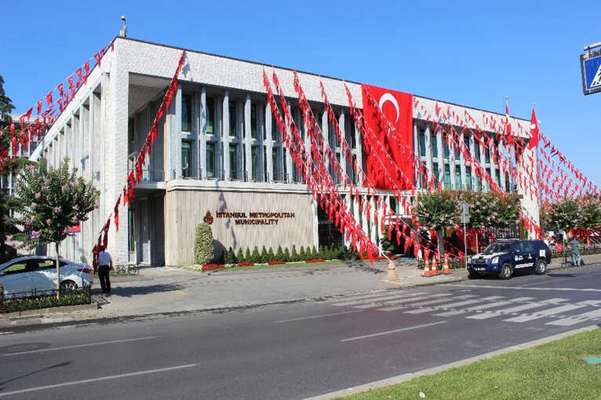 15 Temmuz\'un Yıl Dönümünde İbb Türk Bayraklarıyla Donatıldı