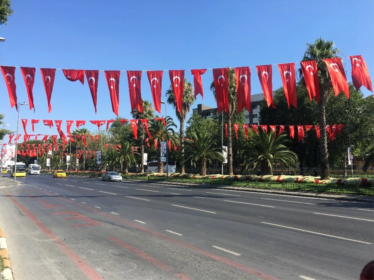 15 Temmuz\'un Yıl Dönümünde Vatan Caddesi Türk Bayraklarıyla Donatıldı
