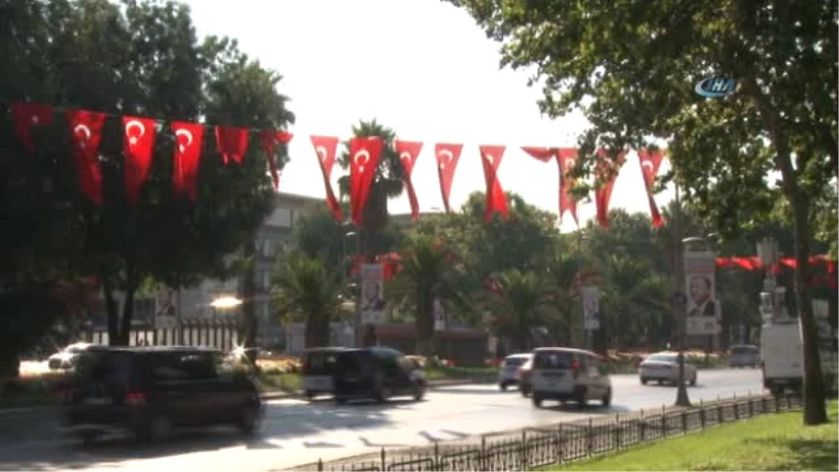 15 Temmuz\'un Yıl Dönümünde Vatan Caddesi Türk Bayraklarıyla Donatıldı