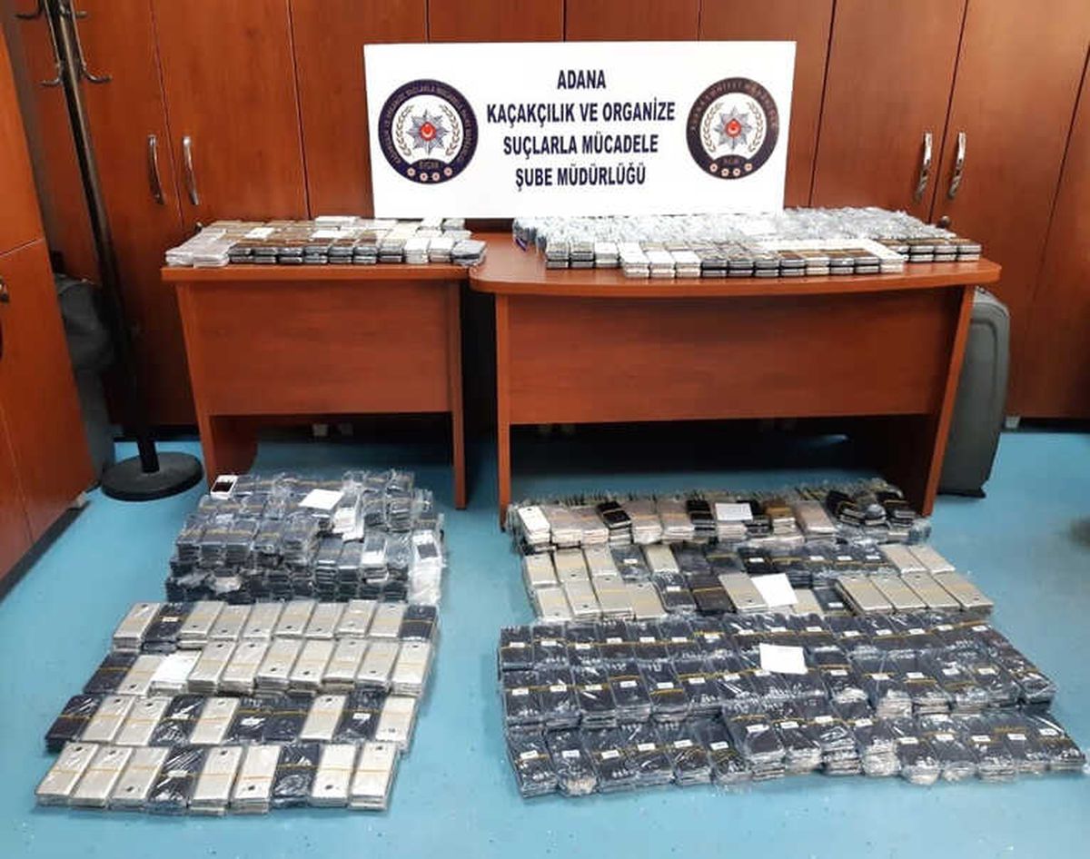 Adana Havalimanı\'nda 2 Bin 124 Kaçak Cep Telefonu Ele Geçirildi