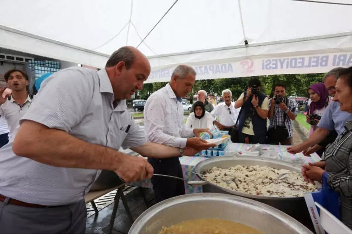 Adapazarı Belediyesi\'nden Pilav İkramı