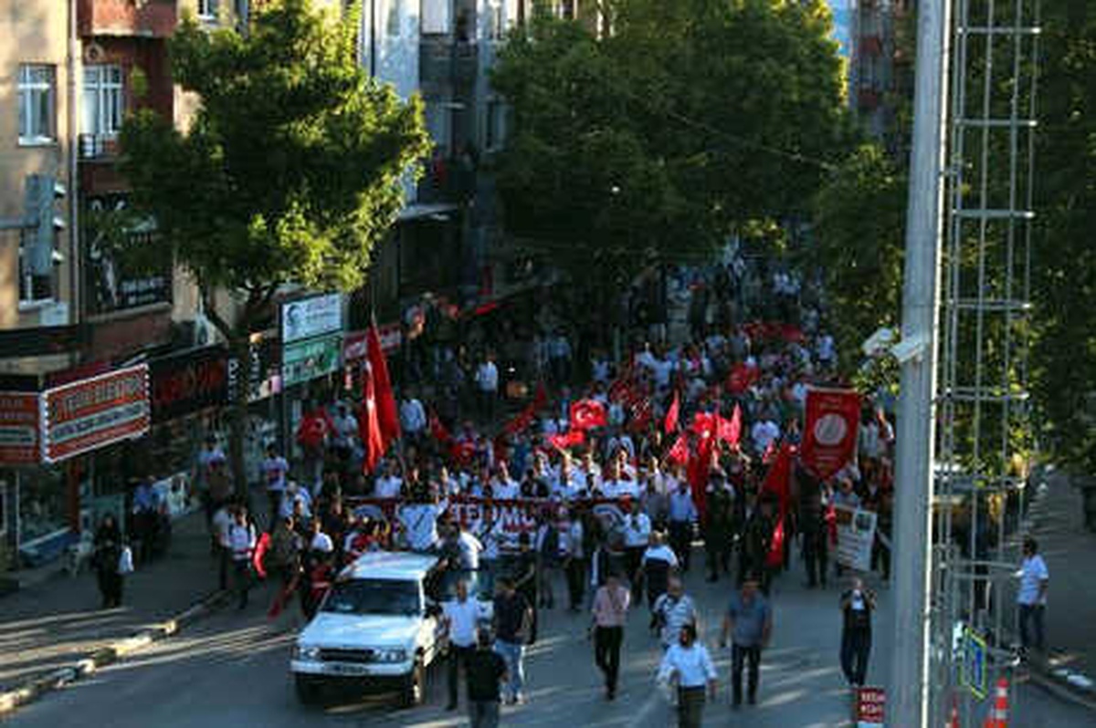 Adapazarı\'nda 15 Temmuz Demokrasi ve Milli Birlik Günü Yürüyüşü