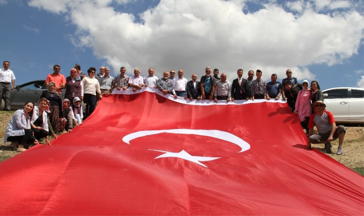 Ankara\'da 60 Metrekarelik Dev Türk Bayrağı