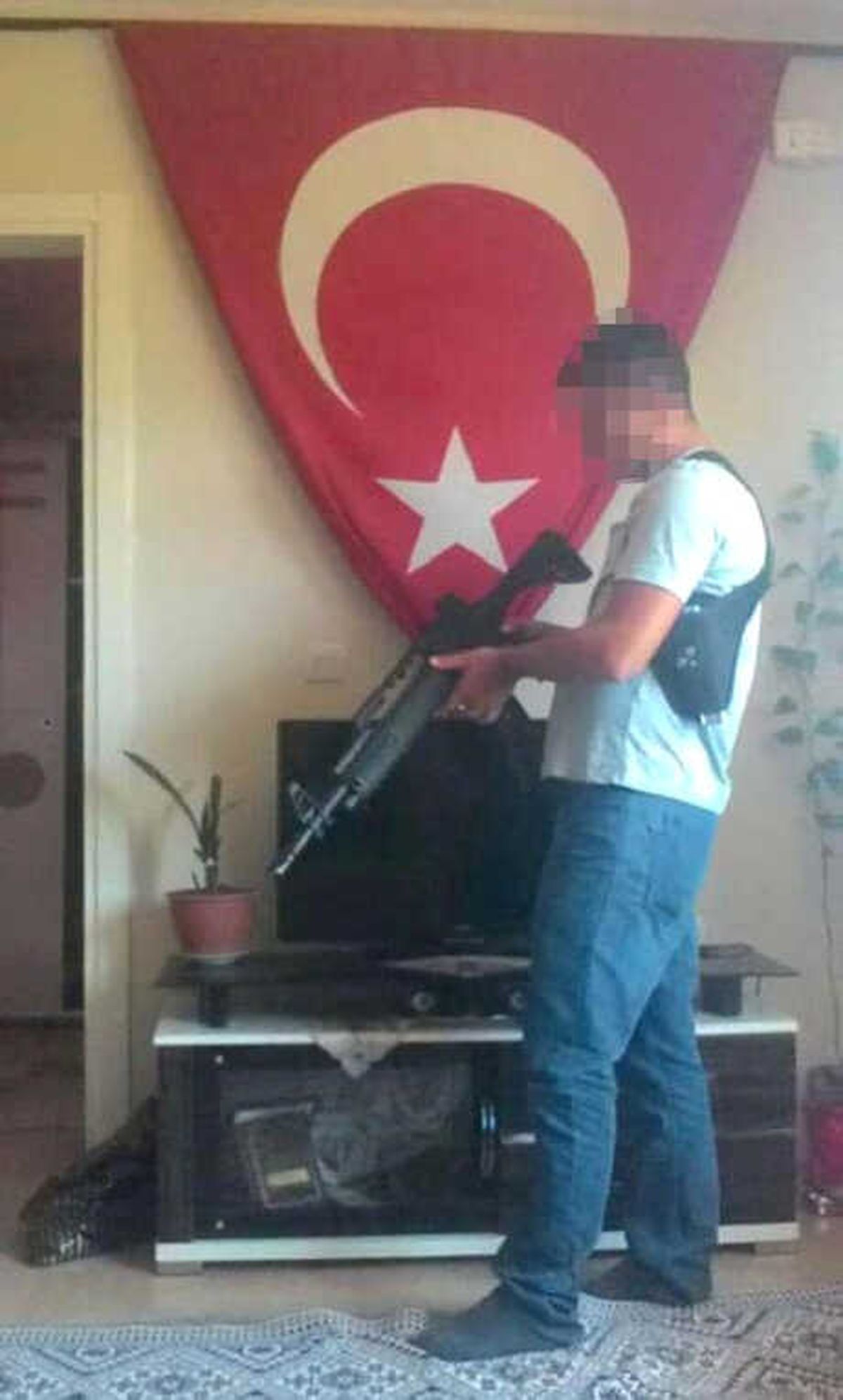 Annesi ile Eşini Dövüp, Evini Ateşe Veren Eski Uzman Çavuş Aranıyor