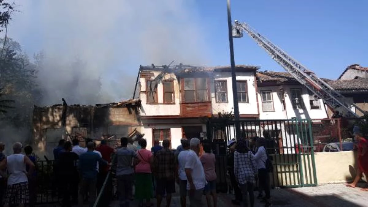 Antalya\'da Metruk Evde Çıkan Yangın 2 Eve Sıçradı