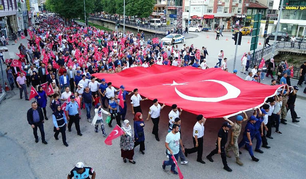 Asker, Polis ve Vatandaş El Ele Türk Bayrağını Taşıdı