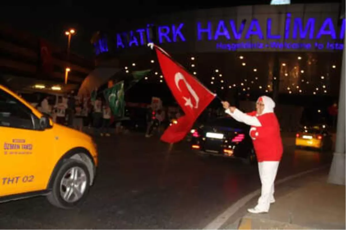 Atatürk Havalimanı\'nda 15 Temmuz Nöbeti