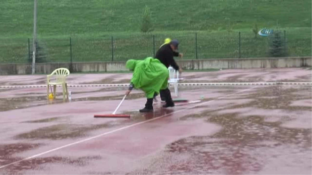Atletizm 4. Uluslararası Sprint ve Bayrak Yarışmaları Kupası Yoğun Yağmur Altında Devam Ediyor