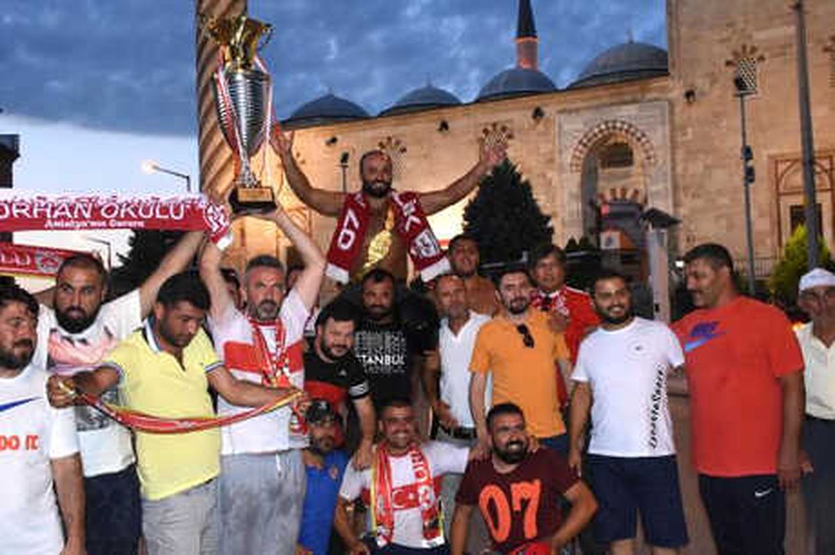 Başpehlivan Okulu, Altın Kemeri 15 Temmuz Şehitlerine Armağan Etti