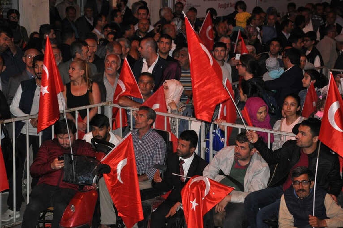 Binlerce Karslı 15 Temmuz\'un 2\'inci Yıl Dönümünde Sokaklara Döküldü