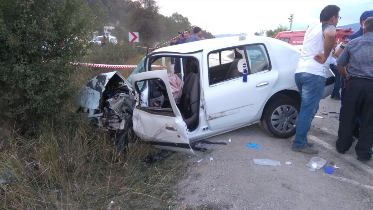 Bolu\'da Otomobil ile Kamyonet Çarpıştı: 2 Ölü, 6 Yaralı