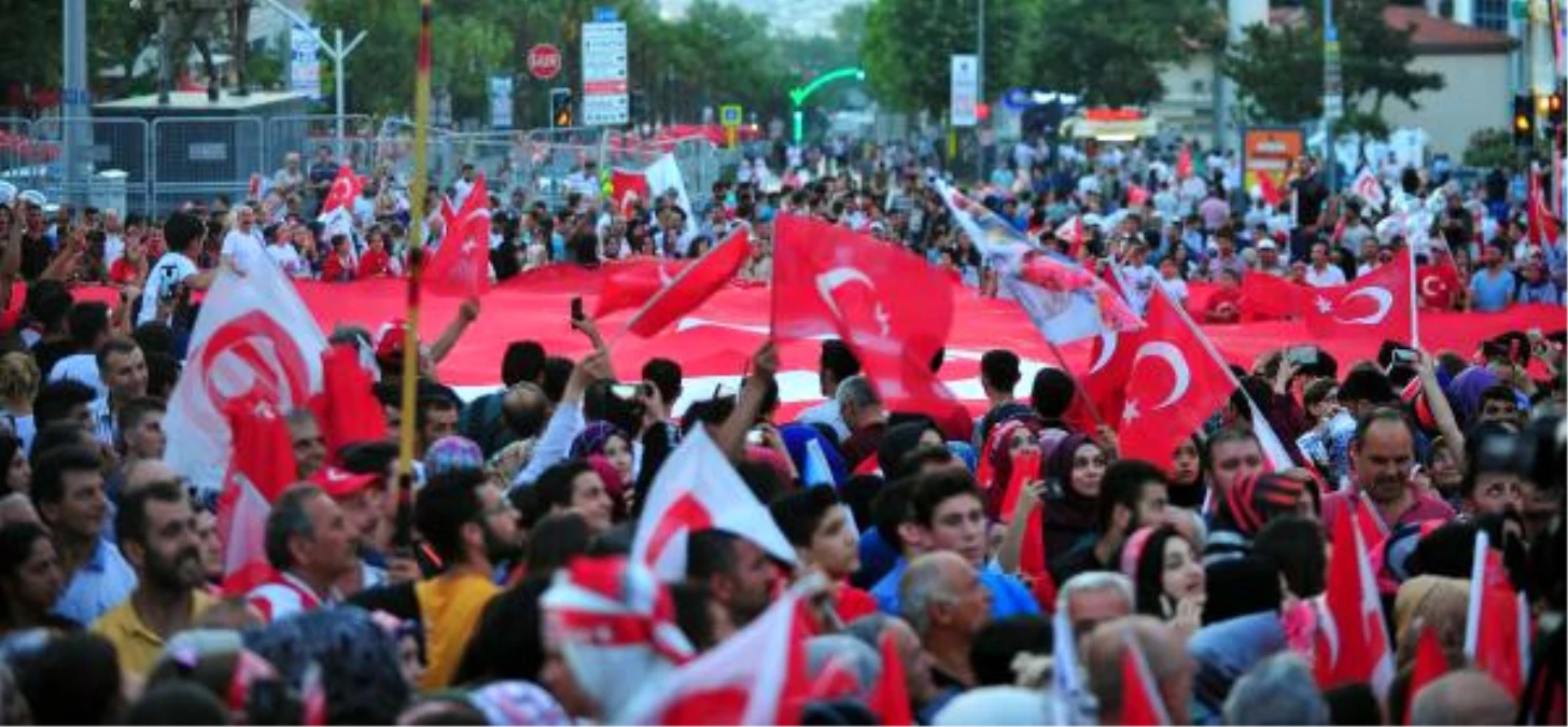 Bursa\'da Binlerce Kişi 15 Temmuz İçin Meydana Çıktı